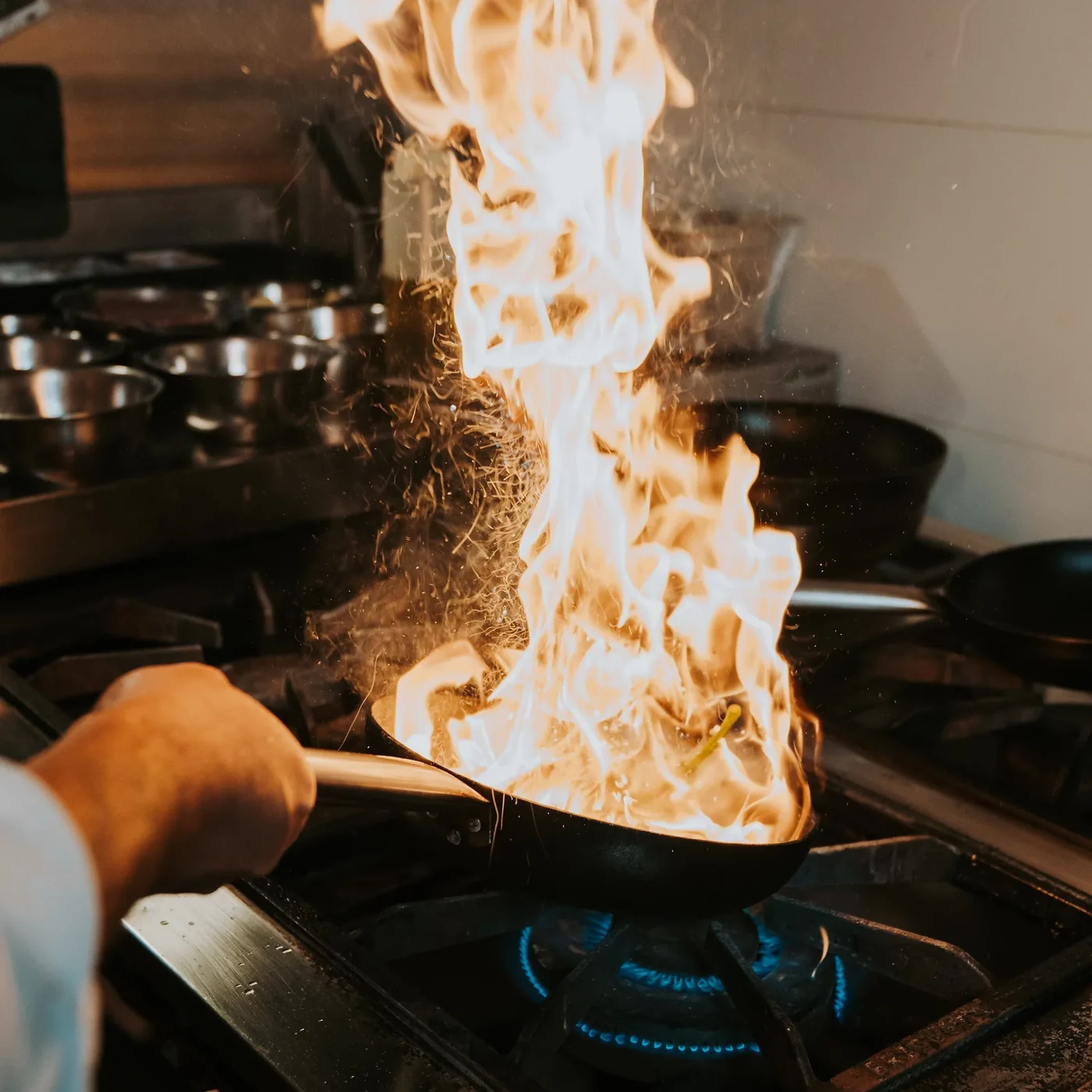 As chamas na cozinha.