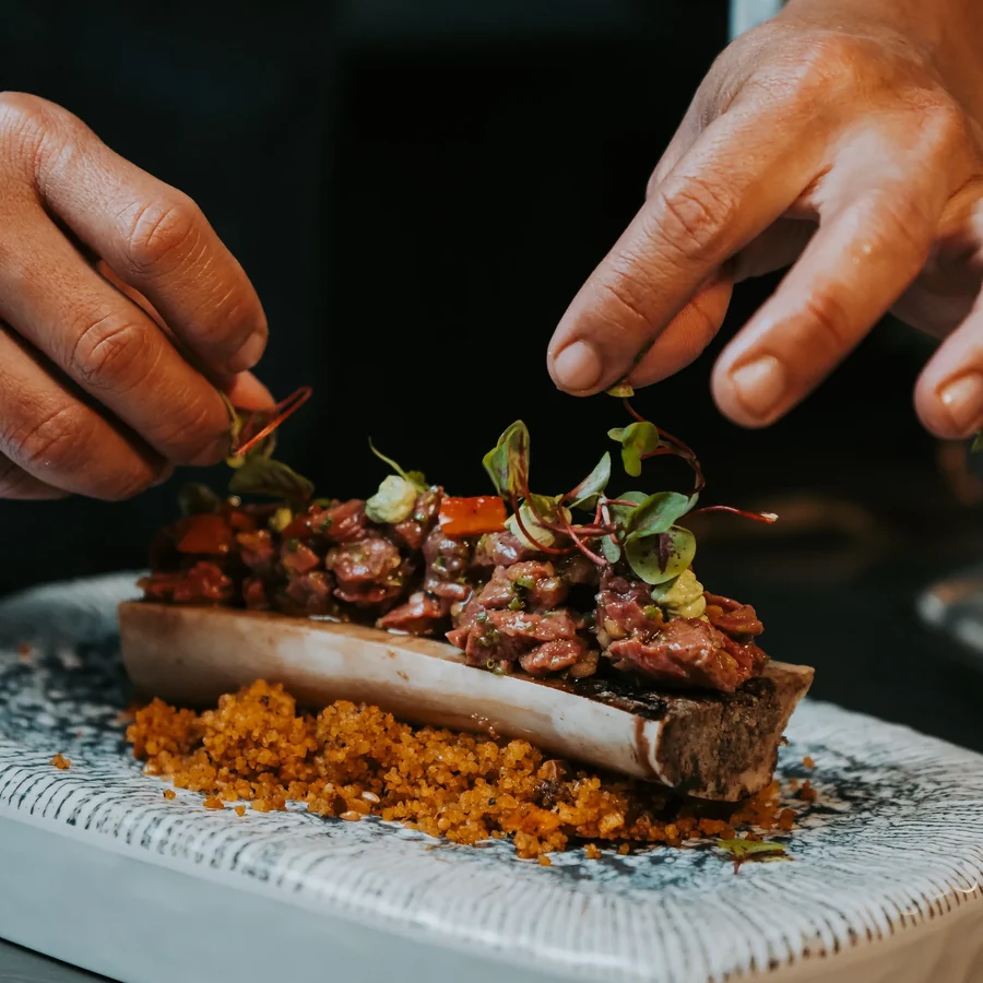 O chef finaliza o prato.