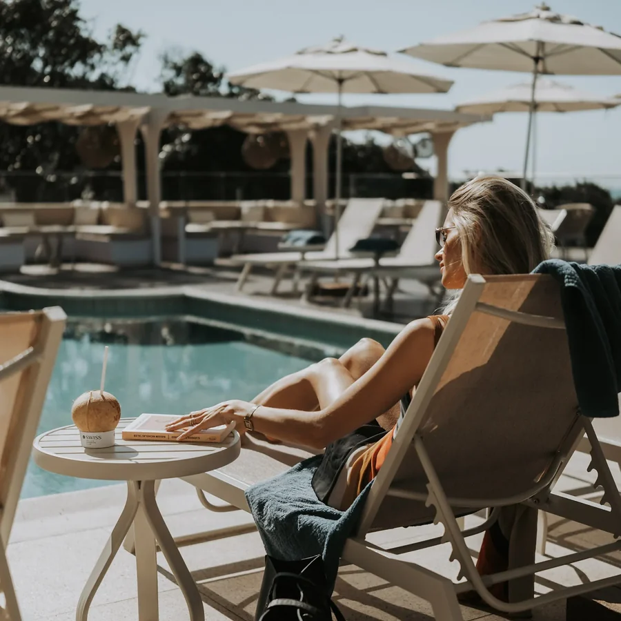 Espreguiçadeiras à beira da piscina.