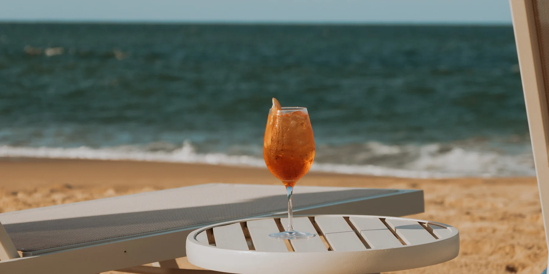 Drink servido à beira da água.