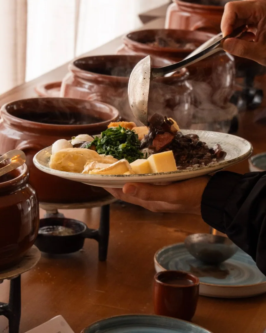 A Feijoada do Lido sendo servida do buffet, em panelas de barro