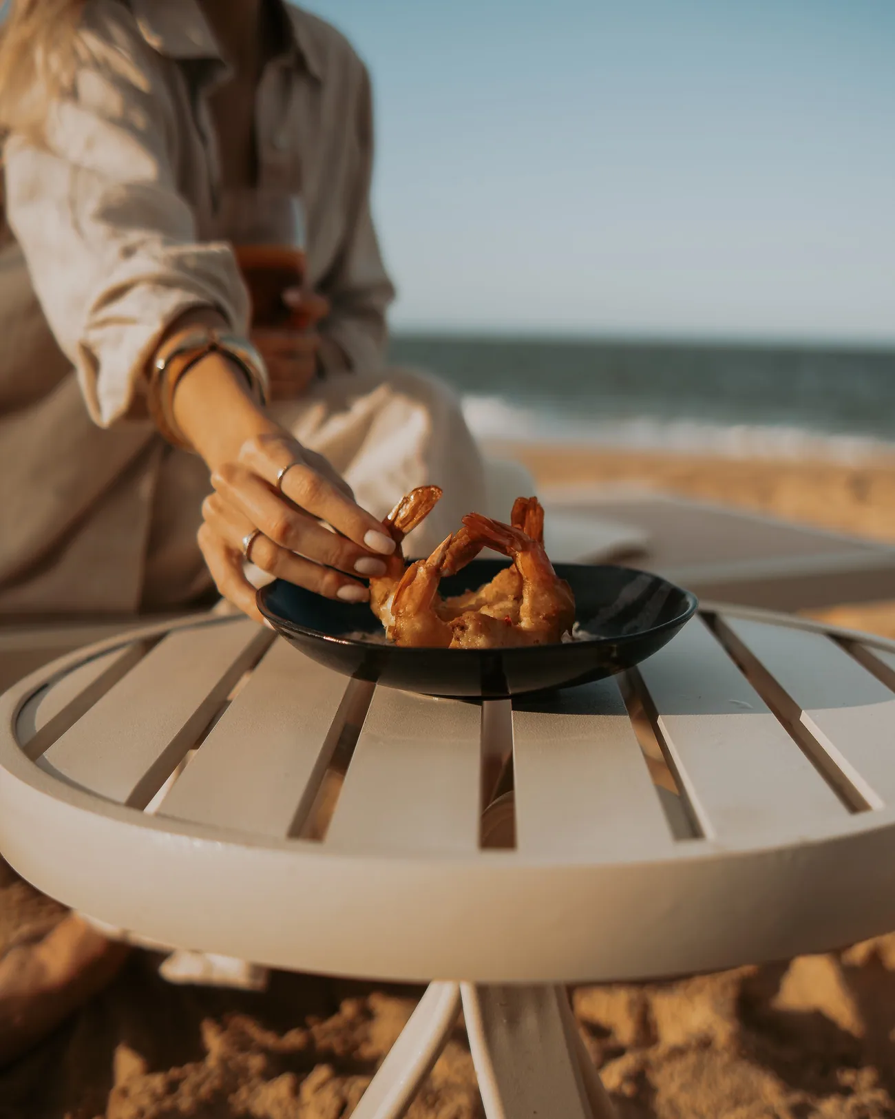 Mesa servida na areia, de frente para o mar