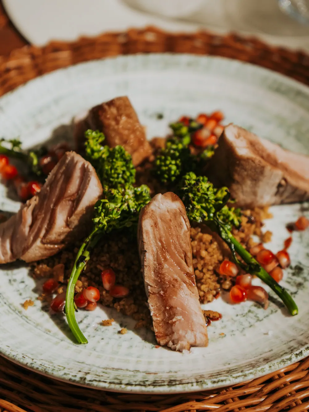 Peixe grelhado com verdes e tomate